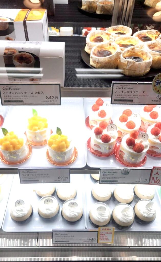 Chea Recamier（シェ・レカミエ）のケーキの値段がわかる店頭写真'