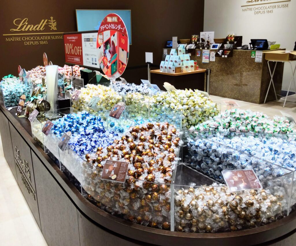 Lindt（リンツ）直営店店頭のリンドール売り場の写真