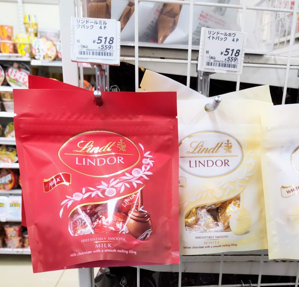 コンビニ店頭のLindt（リンツ）リンドールの写真