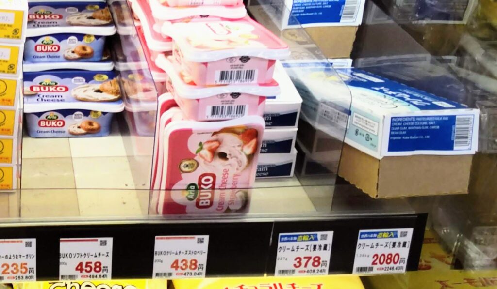 業務スーパー店頭のクリームチーズ売り場の写真