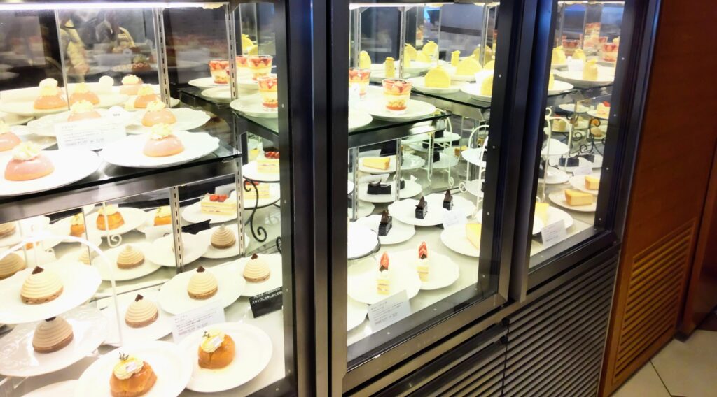 BURDIGALA CAFE（ブルディガラカフェ）大丸東京店の入り口にあるケーキのショーウインドウの写真