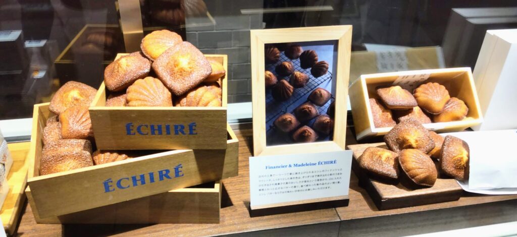 ECHIRE PATISSERIE AU BEURRE（エシレ・パティスリー オ ブール）横浜店店頭のフィナンシェとマドレーヌの写真