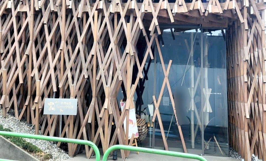 この記事がサニーヒルズ南青山店の隈研吾氏設計の店舗やメニューをたっぷりの写真付きでレビューしていることをイメージできる写真
