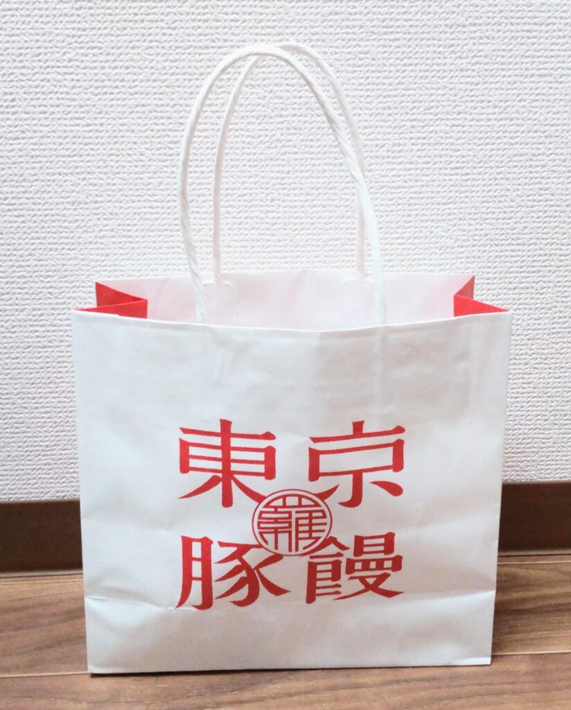 羅家東京豚饅川崎市ラゾーナ川崎プラザ店で購入した商品が入った紙袋の写真