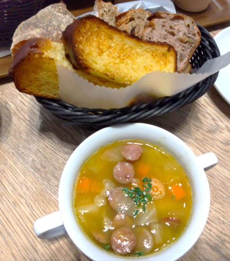 BAKERY＆RESTAURANT SAWAMURA（ベーカリー＆レストラン沢村）名古屋でお気に入りのパンの盛り合わせと季節のスープの写真