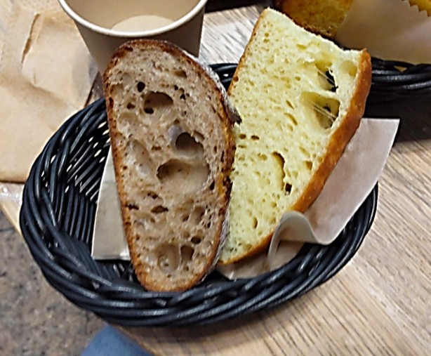 BAKERY＆RESTAURANT SAWAMURA（ベーカリー＆レストラン沢村）名古屋で注文したナスと味噌のポロネーゼのラザニアについてきたパンの写真
