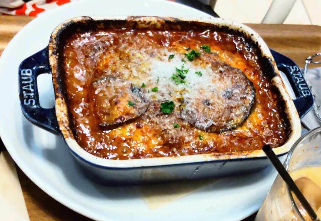 BAKERY＆RESTAURANT SAWAMURA（ベーカリー＆レストラン沢村）名古屋で注文したナスと味噌のポロネーゼのラザニアの写真