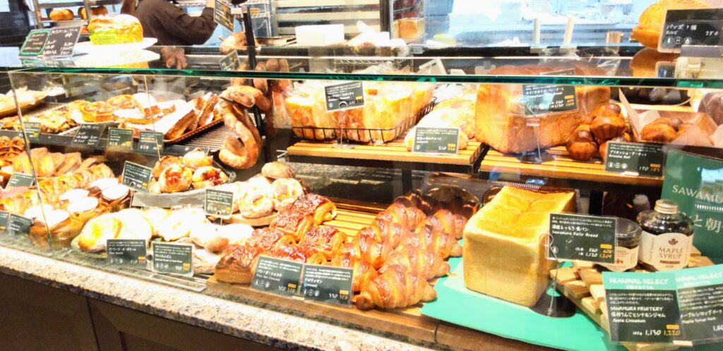 BAKERY＆RESTAURANT SAWAMURA（ベーカリー＆レストラン沢村）名古屋のクロワッサンや食パンなどの売り場の写真 