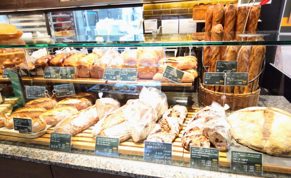 BAKERY＆RESTAURANT SAWAMURA（ベーカリー＆レストラン沢村）名古屋のハードパンなどの売り場の写真