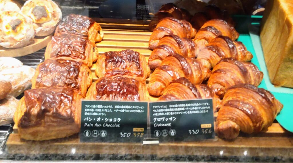 BAKERY＆RESTAURANT SAWAMURA（ベーカリー＆レストラン沢村）名古屋の人気メニュークロワッサンとパン・オ・ショコラの店頭写真