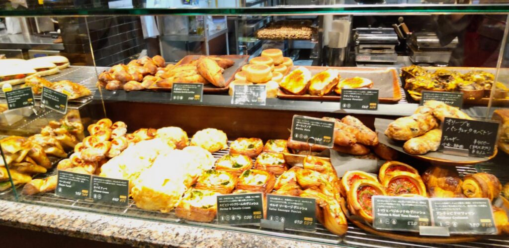 BAKERY＆RESTAURANT SAWAMURA（ベーカリー＆レストラン沢村）名古屋の総菜パンなどの売り場の写真