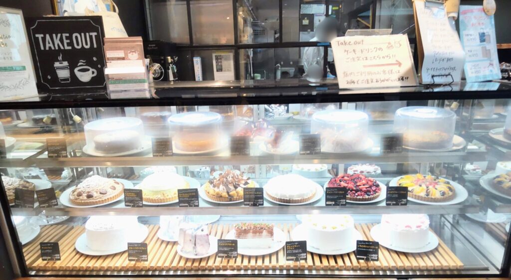 CAFE Cocktail-Do（カフェコクテル堂）横浜みなとみらい店のケーキのショーケースの写真