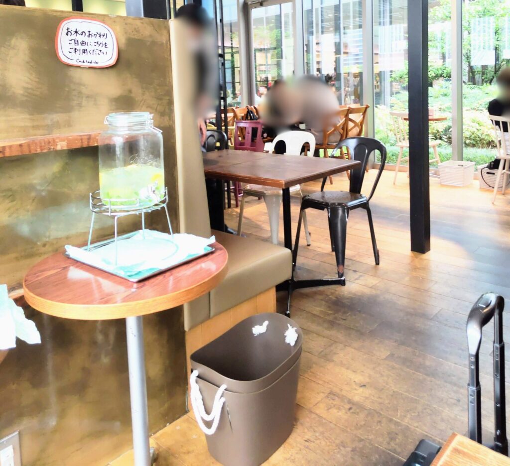 CAFE Cocktail-Do（カフェコクテル堂）横浜みなとみらい店のセルフサービスの水と席の距離がわかる写真