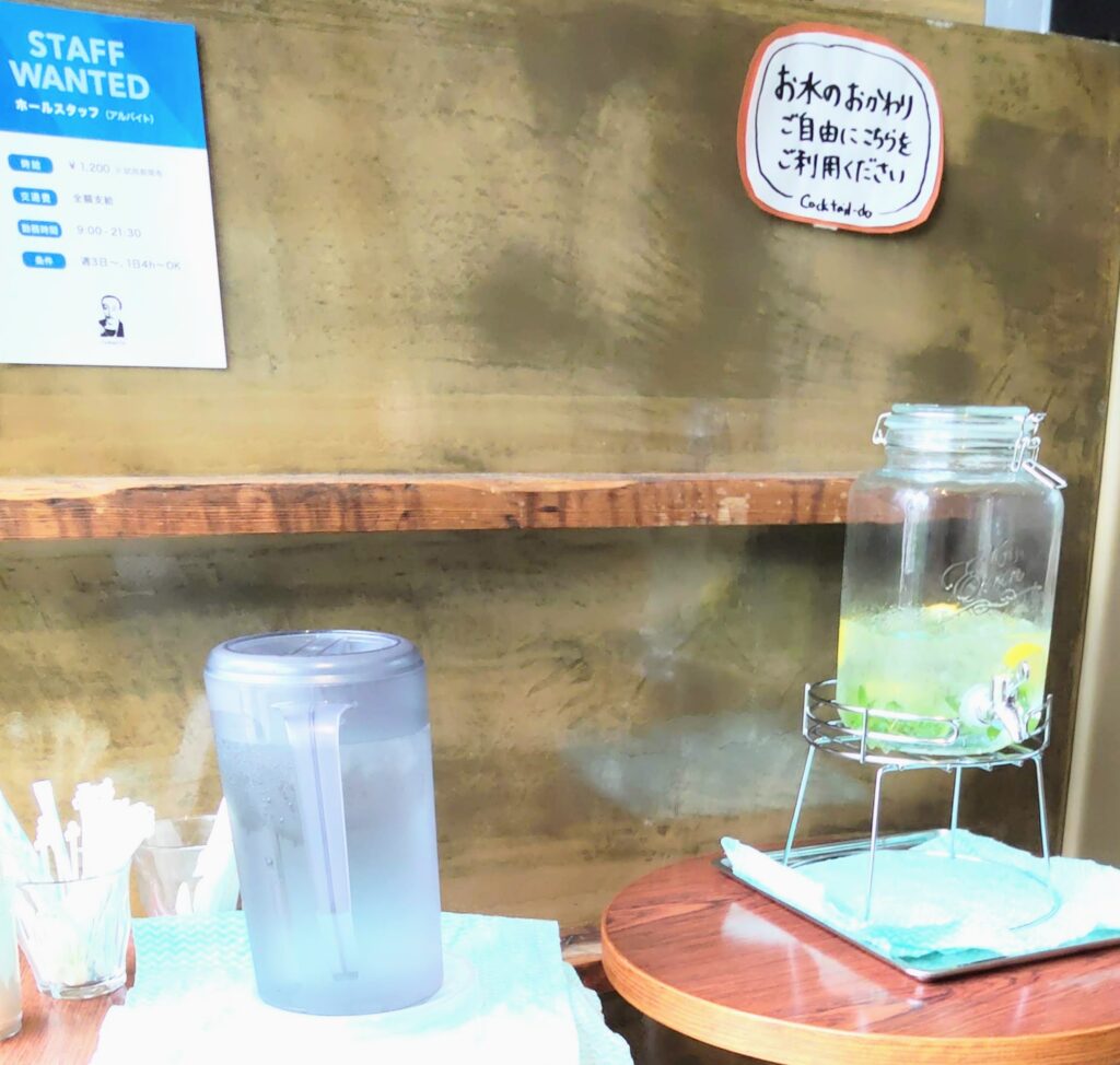 CAFE Cocktail-Do（カフェコクテル堂）横浜みなとみらい店の水がセルフサービスであることがわかる写真