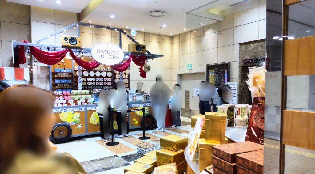 CLUB HARIE（クラブハリエ）B-studio 名古屋高島屋店店頭からTHE RAMUNE LOVERS（ザ・ラムネラバーズ）の店を見た写真 