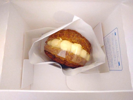 ECHIRE PATISSERIE AU BEURRE（エシレ・パティスリー オ ブール）横浜店限定の専用箱に入ったショソン・エシレの写真