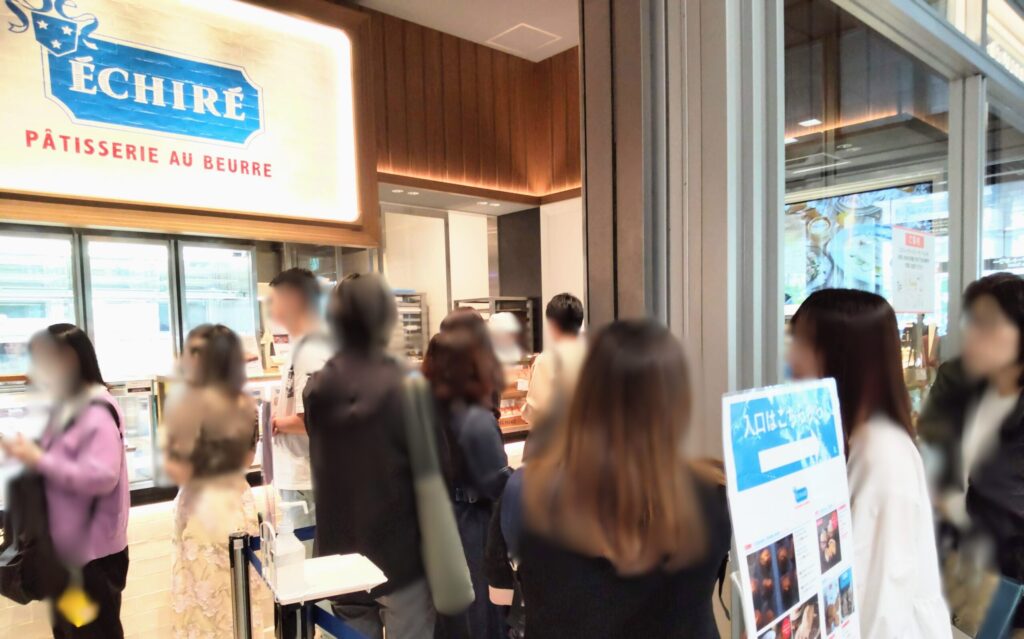 ECHIRE PATISSERIE AU BEURRE（エシレ・パティスリー オ ブール）＜名古屋＞店頭の行列の写真