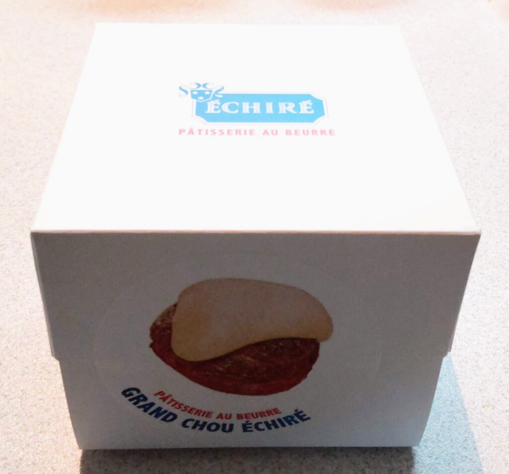 ECHIRE PATISSERIE AU BEURRE（エシレ・パティスリー オ ブール）＜名古屋＞限定のグラン シュー・エシレが入った専用箱の写真