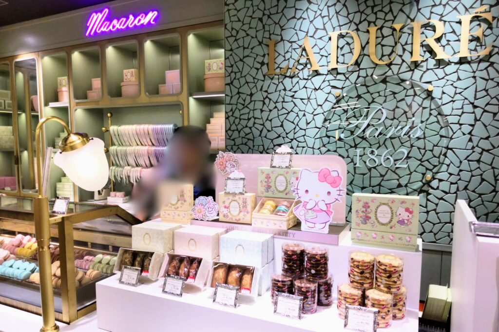 LADUREE（ラデュレ）渋谷東急フードショー店の外観写真