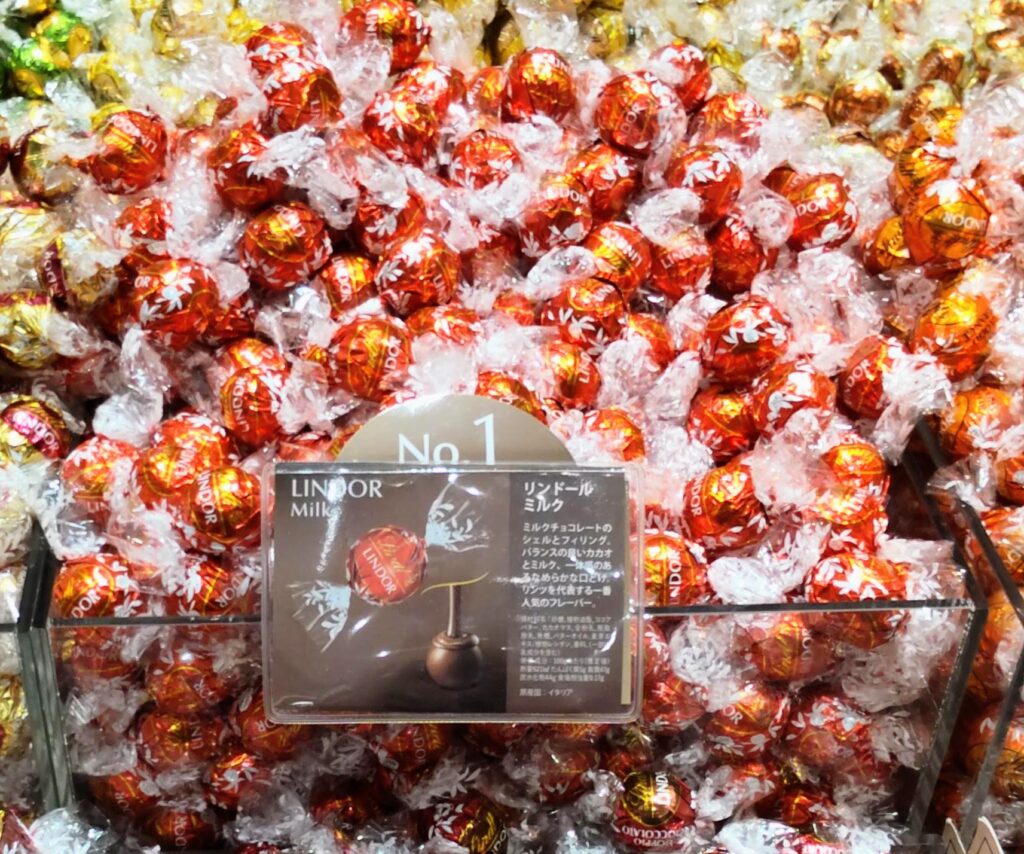 Lindt（リンツ）リンドールの1番人気がミルクであることがわかる写真