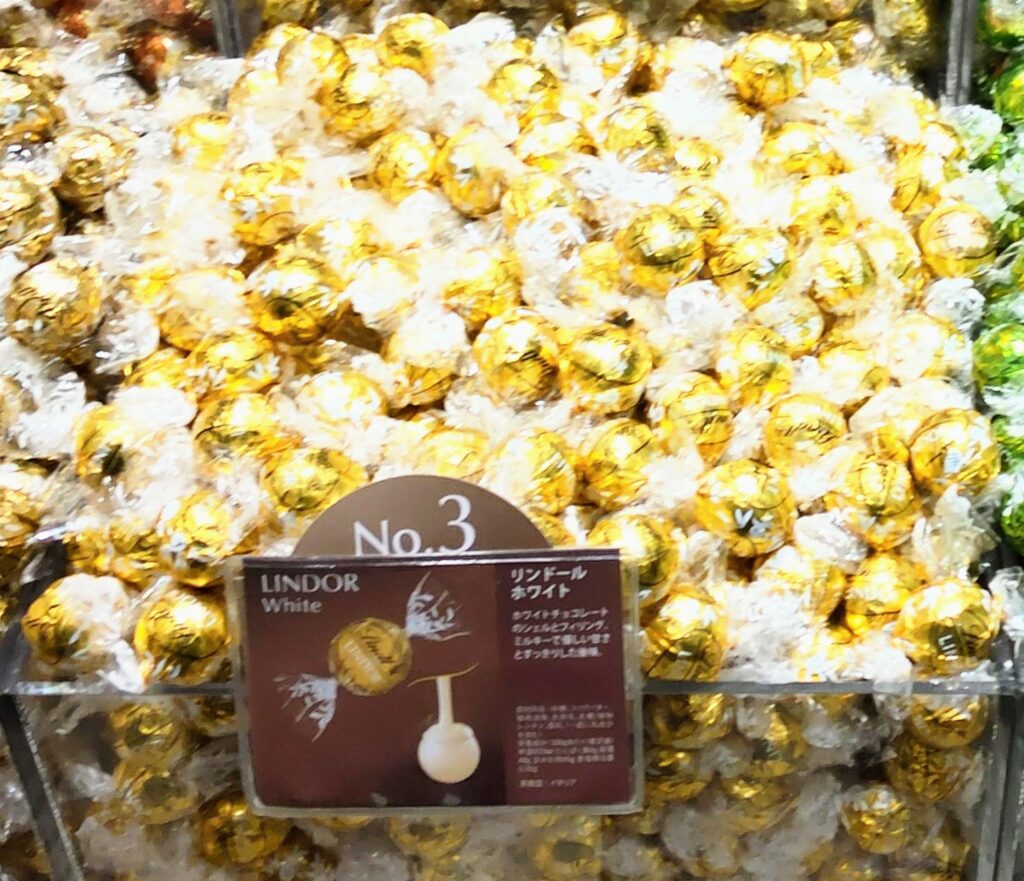 Lindt（リンツ）リンドールの3番人気がホワイトであることがわかる写真