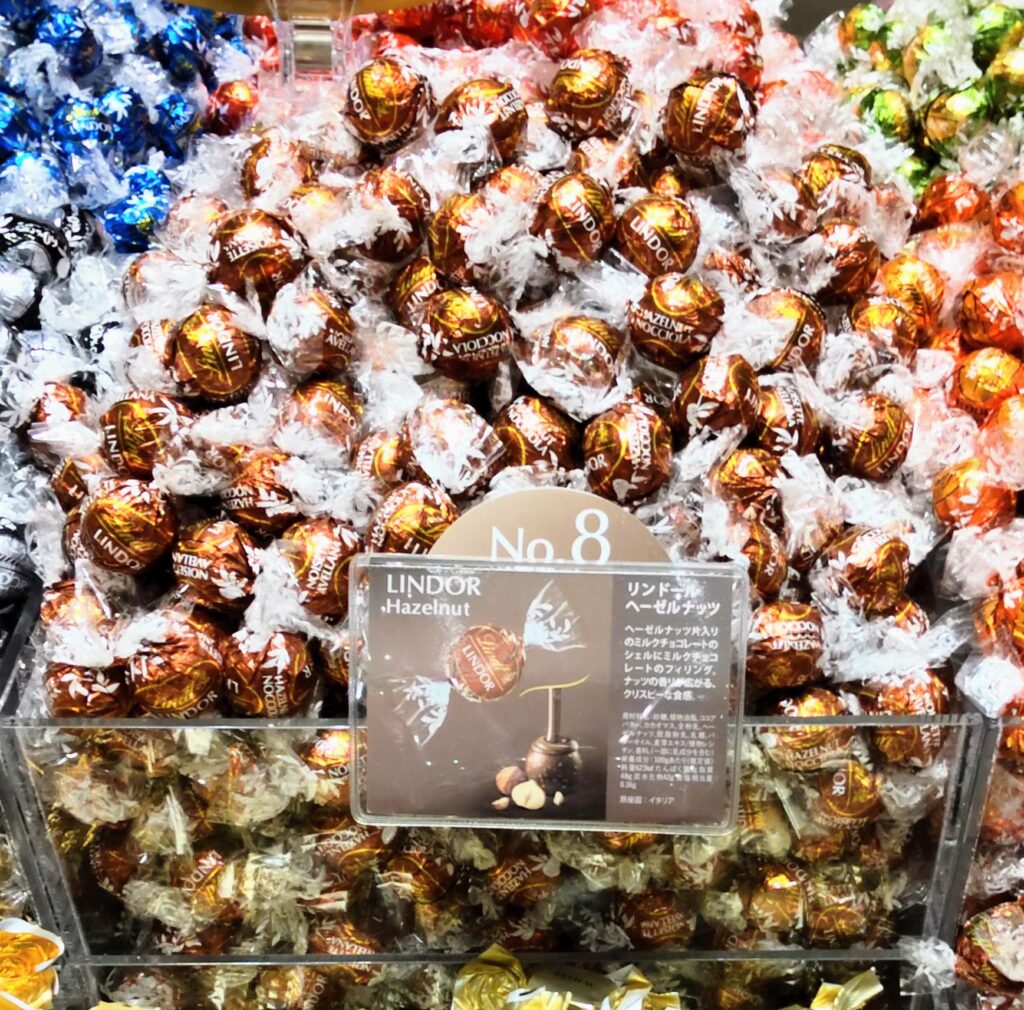 Lindt（リンツ）リンドールの8番人気がヘーゼルナッツであることがわかる写真