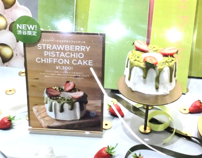 MERCER bis（マーサービズ）渋谷店限定のピスタチオストロベリーシフォンケーキの店頭写真