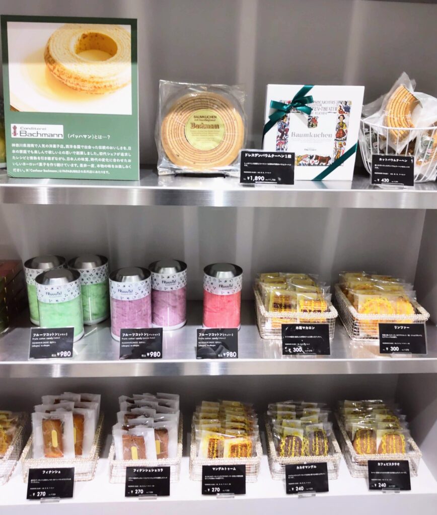 PAPABUBBLE（パパブブレ）名駅店店頭でConditorei Bachmann（コーディトライバッハマン）のお菓子を買えることがわかる写真