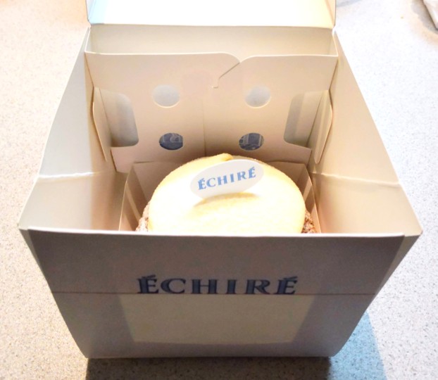 専用箱に入ったECHIRE PATISSERIE AU BEURRE（エシレ・パティスリー オ ブール）＜名古屋＞限定のグラン シュー・エシレの写真