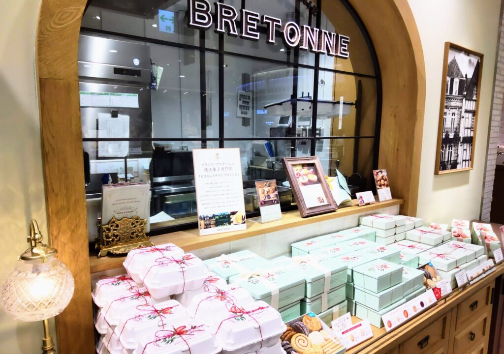 BISCUITERIE BRETONNE（ビスキュイテリエ ブルトンヌ）渋谷ヒカリエ店のギフトボックスの店頭写真