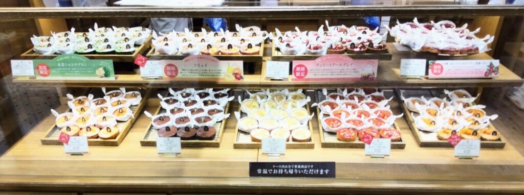 BISCUITERIE BRETONNE（ビスキュイテリエ ブルトンヌ）渋谷ヒカリエ店の作りたての焼き菓子の店頭写真