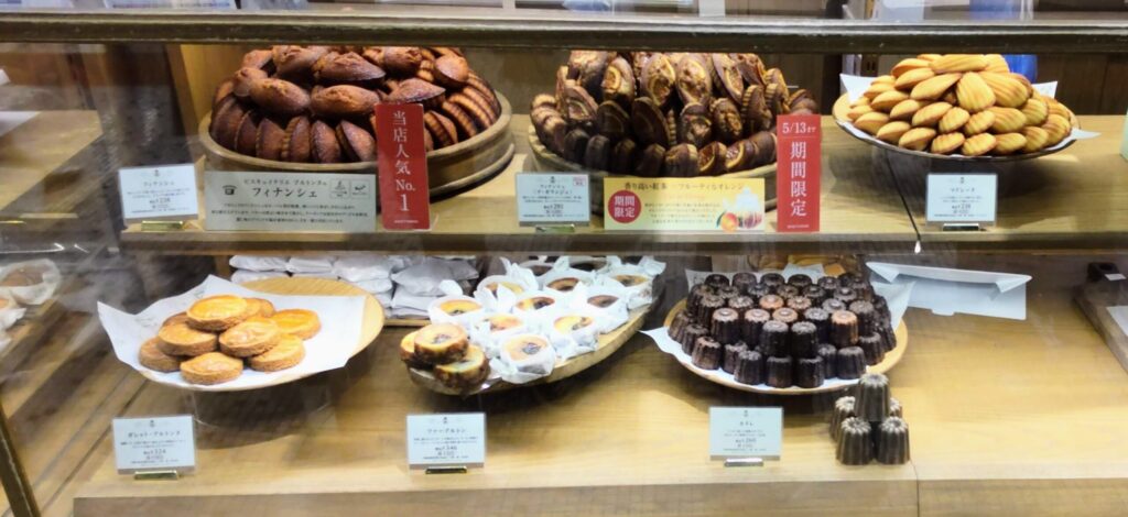 BISCUITERIE BRETONNE（ビスキュイテリエ ブルトンヌ）渋谷ヒカリエ店の作りたての焼き菓子の店頭写真'