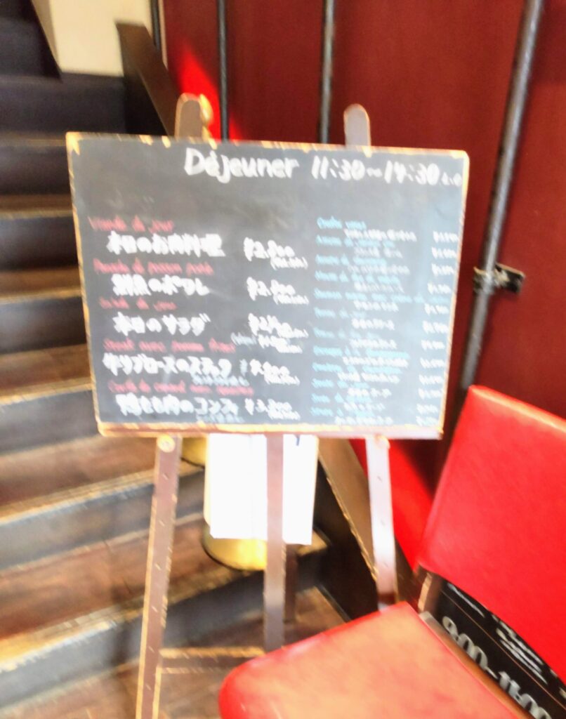 Brasserie VIRON（ブラッスリー・ヴィロン）渋谷店につなが階段の写真