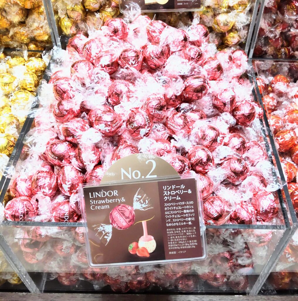 Lindt（リンツ）リンドールの2番人気がストロベリー＆クリームであることがわかる写真