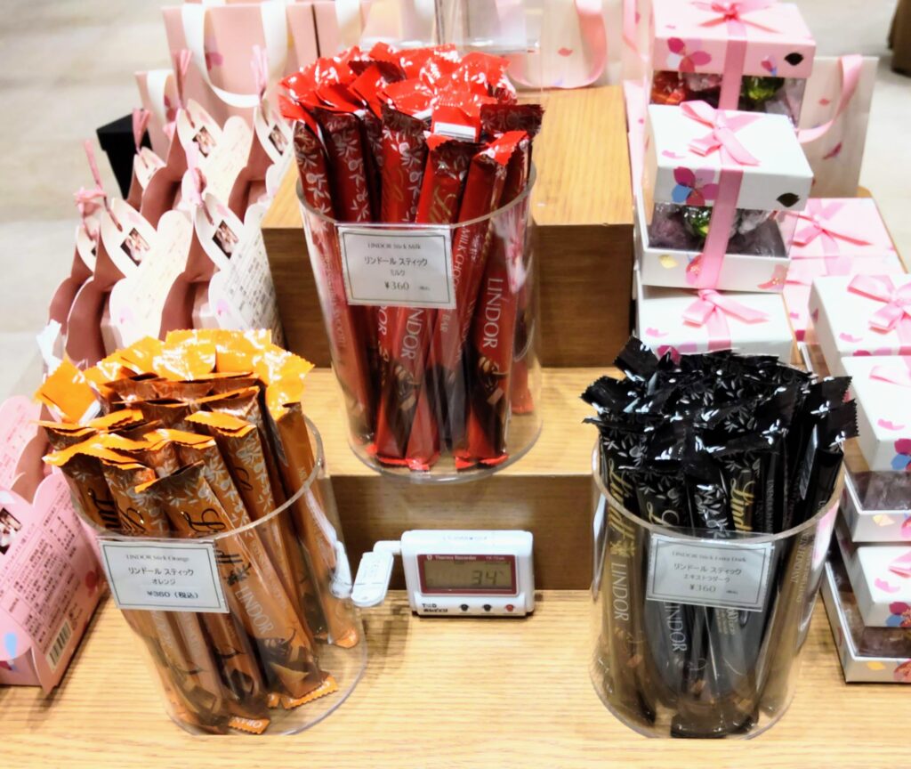 Lindt（リンツ）公式ショップ店頭のリンドールスティック売り場の写真