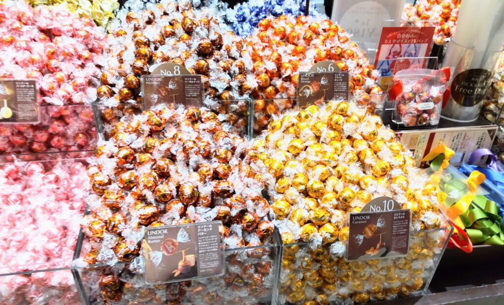 Lindt（リンツ）直営店店頭のリンドール売り場のアップ写真
