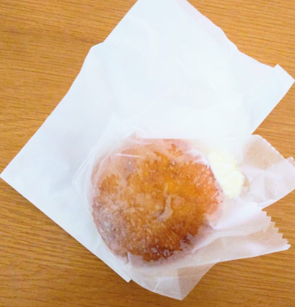 UNI COFFEE ROASTERY（ユニコーヒーロースタリー）で購入したUNI DONUTS（ユニドーナツ）カスタードの写真