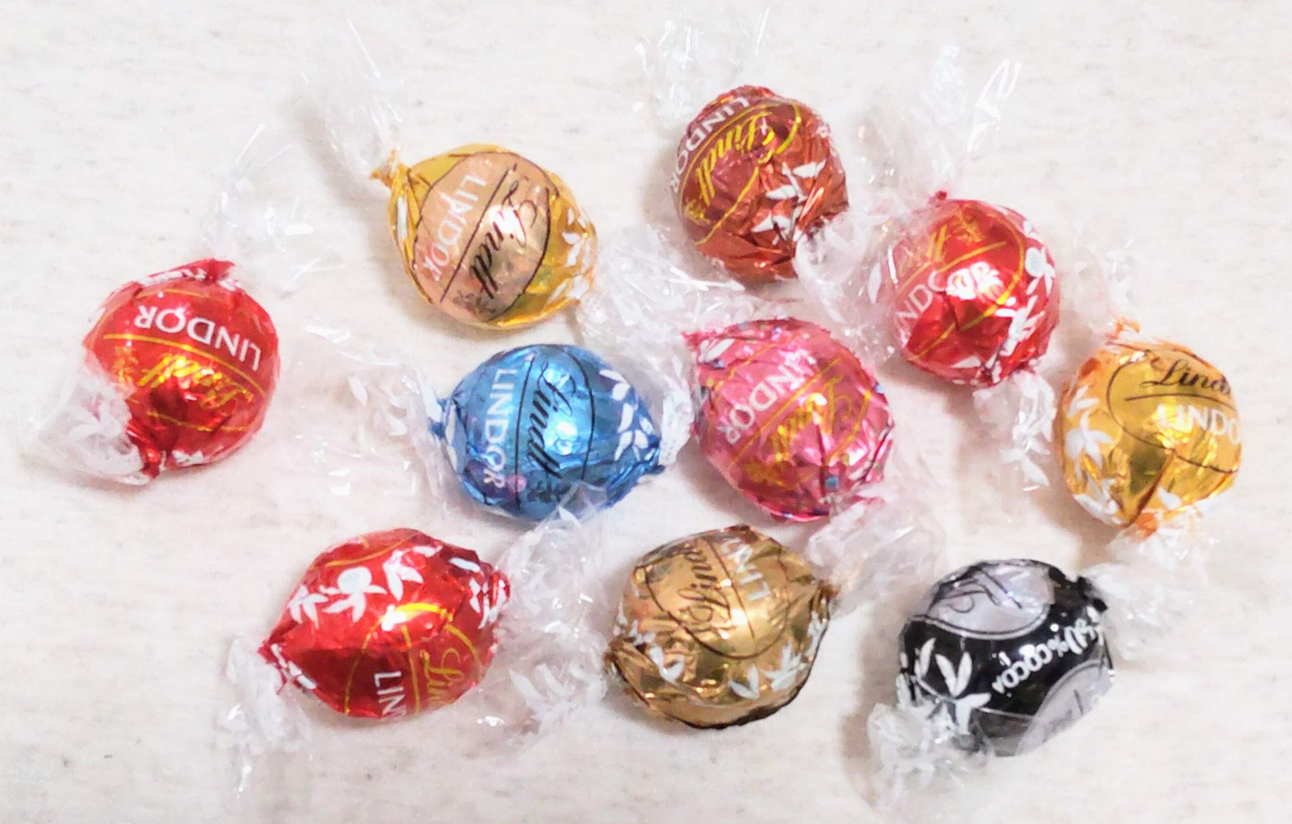 この記事を読めばLindt（リンツ）リンドール人気ランキングトップ10の実食レビューのほかカロリーや賞味期限などの特徴を知れることをイメージできる写真