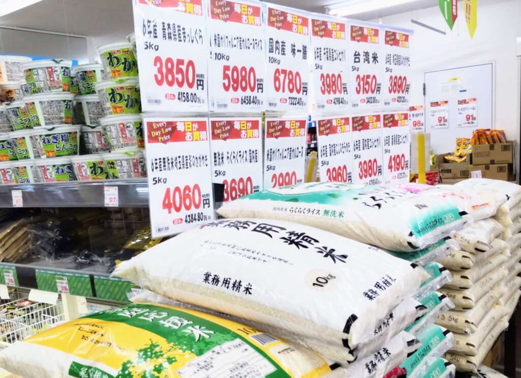 業務スーパー店頭の米売り場の写真