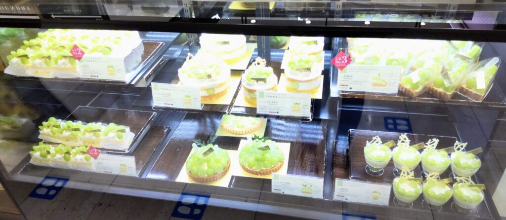 FOUNDRY（ファウンドリー）のシャインマスカットを使ったケーキの店頭写真