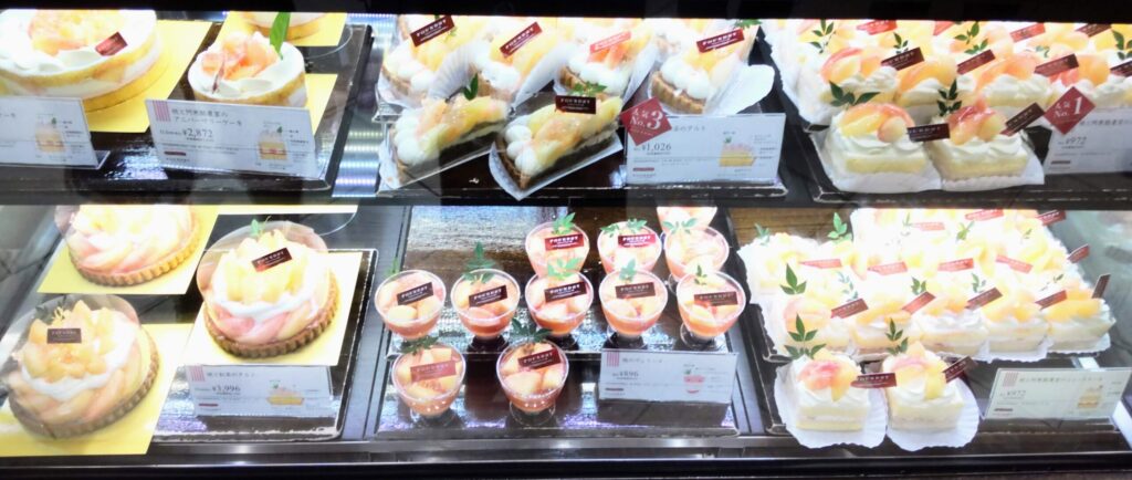 FOUNDRY（ファウンドリー）の桃を使ったケーキの店頭写真