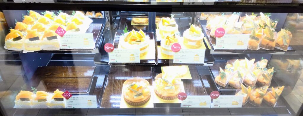 FOUNDRY（ファウンドリー）の赤肉メロンを使ったケーキの店頭写真