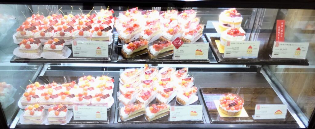 FOUNDRY（ファウンドリー）の佐藤錦を使ったケーキの店頭写真