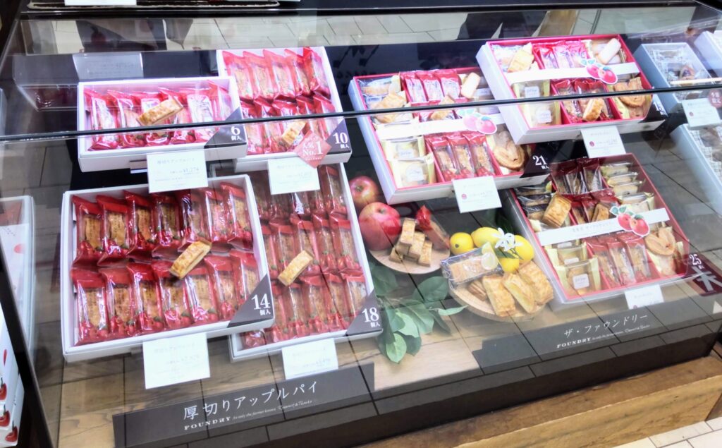 FOUNDRY（ファウンドリー）店頭の厚切りアップルパイの写真