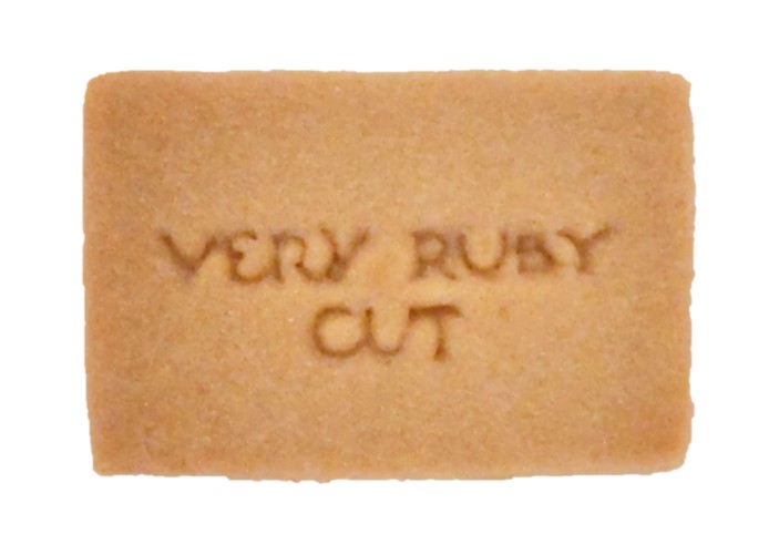 Very Ruby Cut（ベリールビーカット）のいちごミルクサンドを裏から見た写真