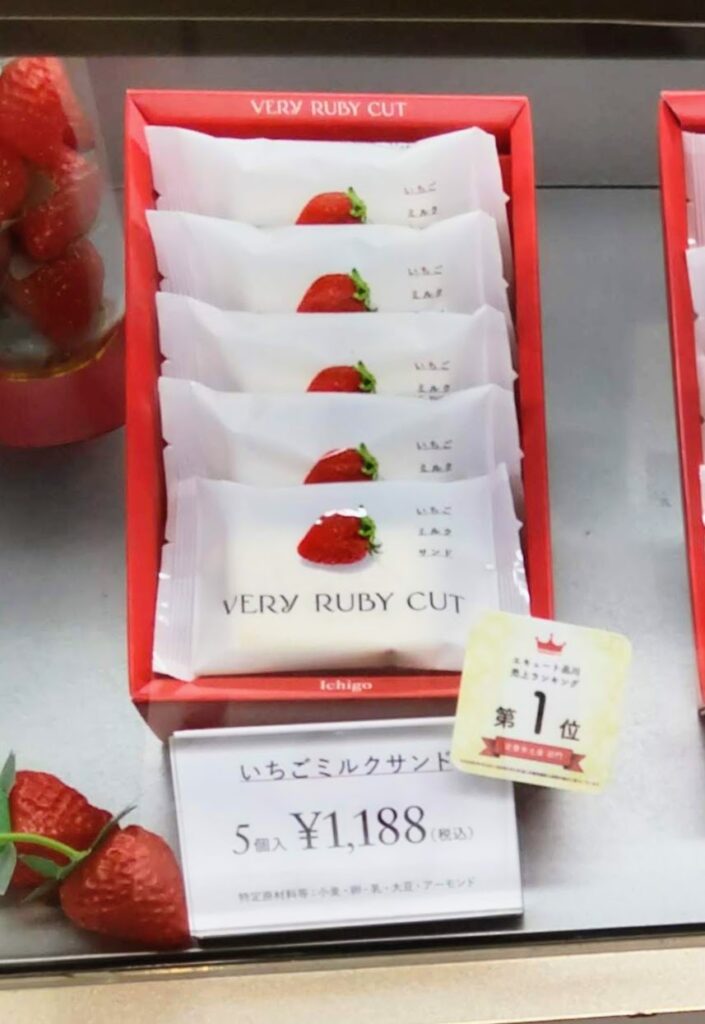 いちごミルクサンドがVery Ruby Cut（ベリールビーカット）の一番人気なことがわかる店頭写真