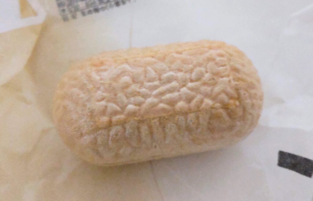 蜂の家で購入したまゆ最中小倉の外観写真