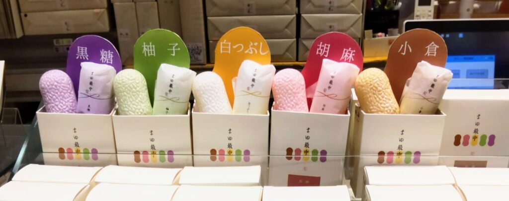 蜂の家のまゆ最中に定番5種類の味があることがわかる店頭写真