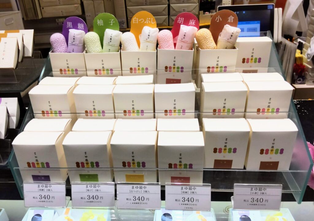 蜂の家店頭のまゆ最中の写真