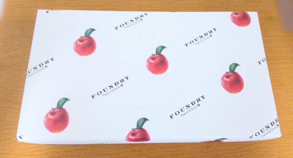 購入したFOUNDRY（ファウンドリー）の厚切りアップルパイの包装された箱の写真